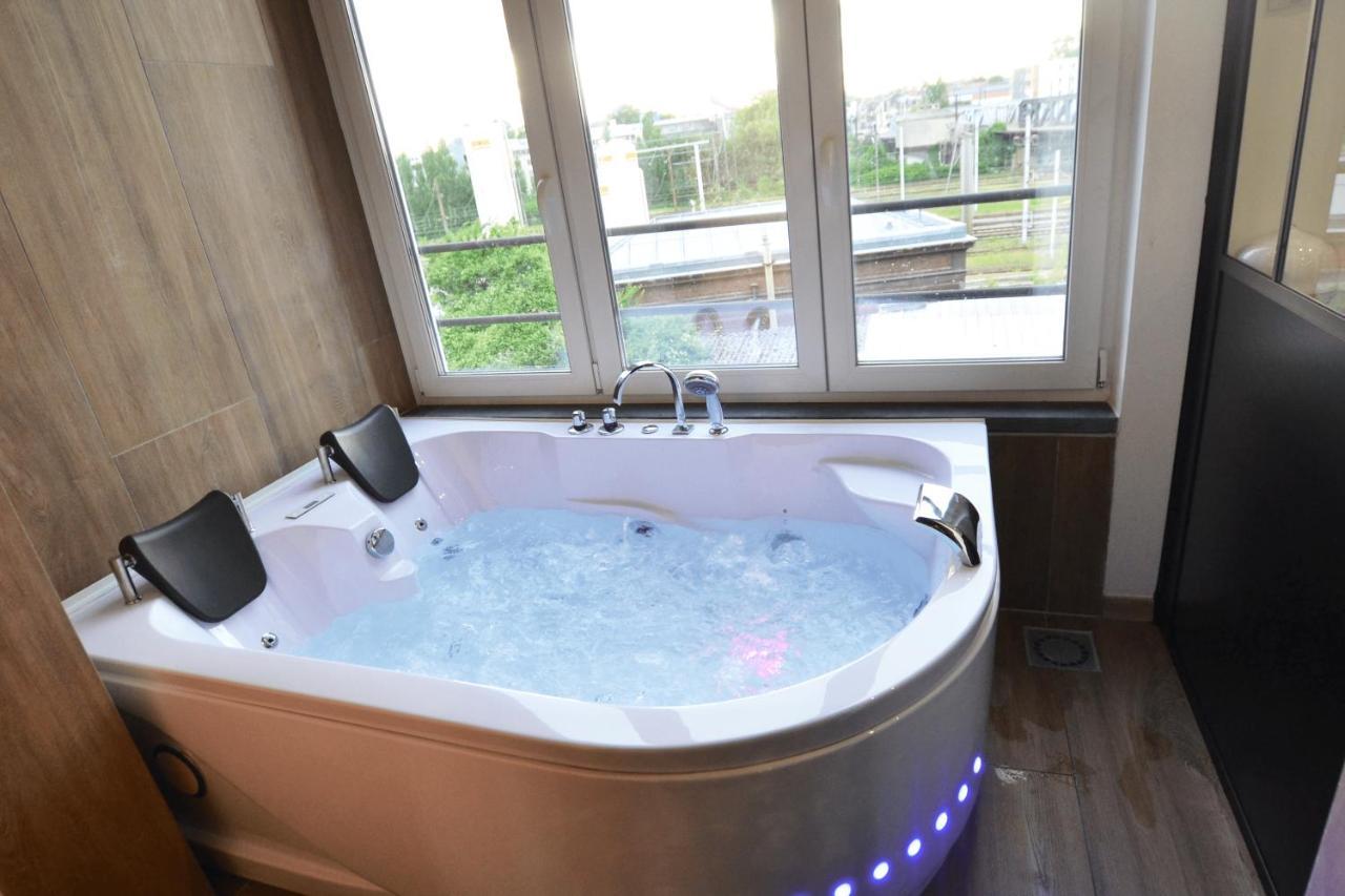Capsule Wellness - Sauna - Balneo - Machine De Sport Privatif - Ps5 - 2 Chambres Valenciennes Buitenkant foto